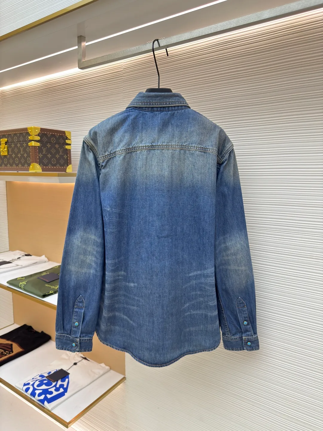 LOUIS VUITTON hook lapel denim long-sleeved shirt ●Authentic product: Purchased and developed by 10674 ●Item number: 1680561-B45 ●Fabric: Denim denim fabric ●Technology: Washed production ●Version: Fitted version ●Weight: about 610 grams ●Size: S-M-L-XL ●Description: Crafted from denim denim fabric, with excellent texture, comfortable and soft, breathable and sweat-absorbent, the chest is decorated with brand logo embellished with studs and floral details, and the top snap button is embellished with iconic floral details. The overall routing is straight and delicate, the fabric is comfortable and soft, and the color is consistent without color difference. It can be matched with the same style to create a fashionable look and control various occasions. Customized accessories, complete three standards, same style for men and women!